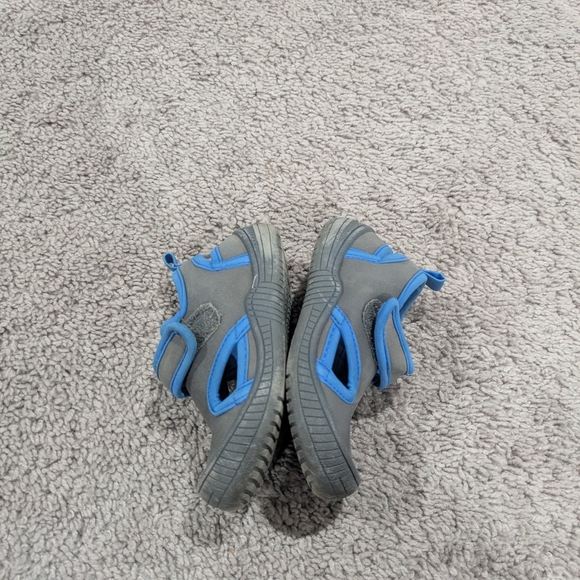 Oomphies Kids Gray and Blue Sandals - Picture 4 of 8